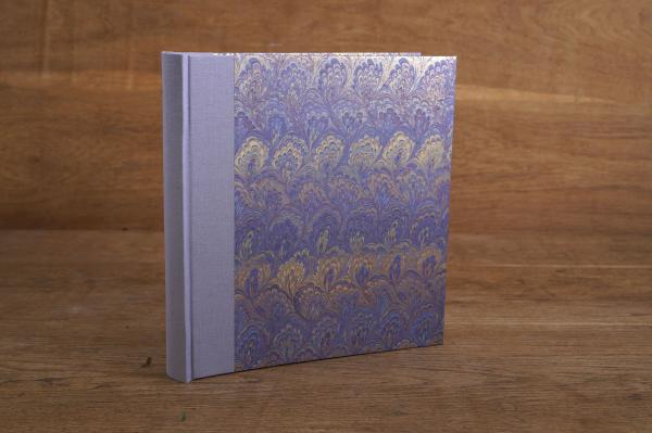 Marmoriertes Fotoalbum mit hellen Seiten